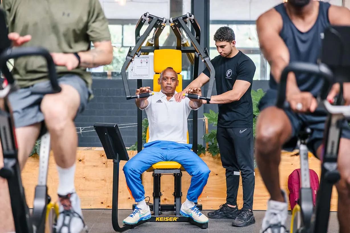Fysiotherapeut Iven legt uit hoe de chest press uitgevoerd moet worden.