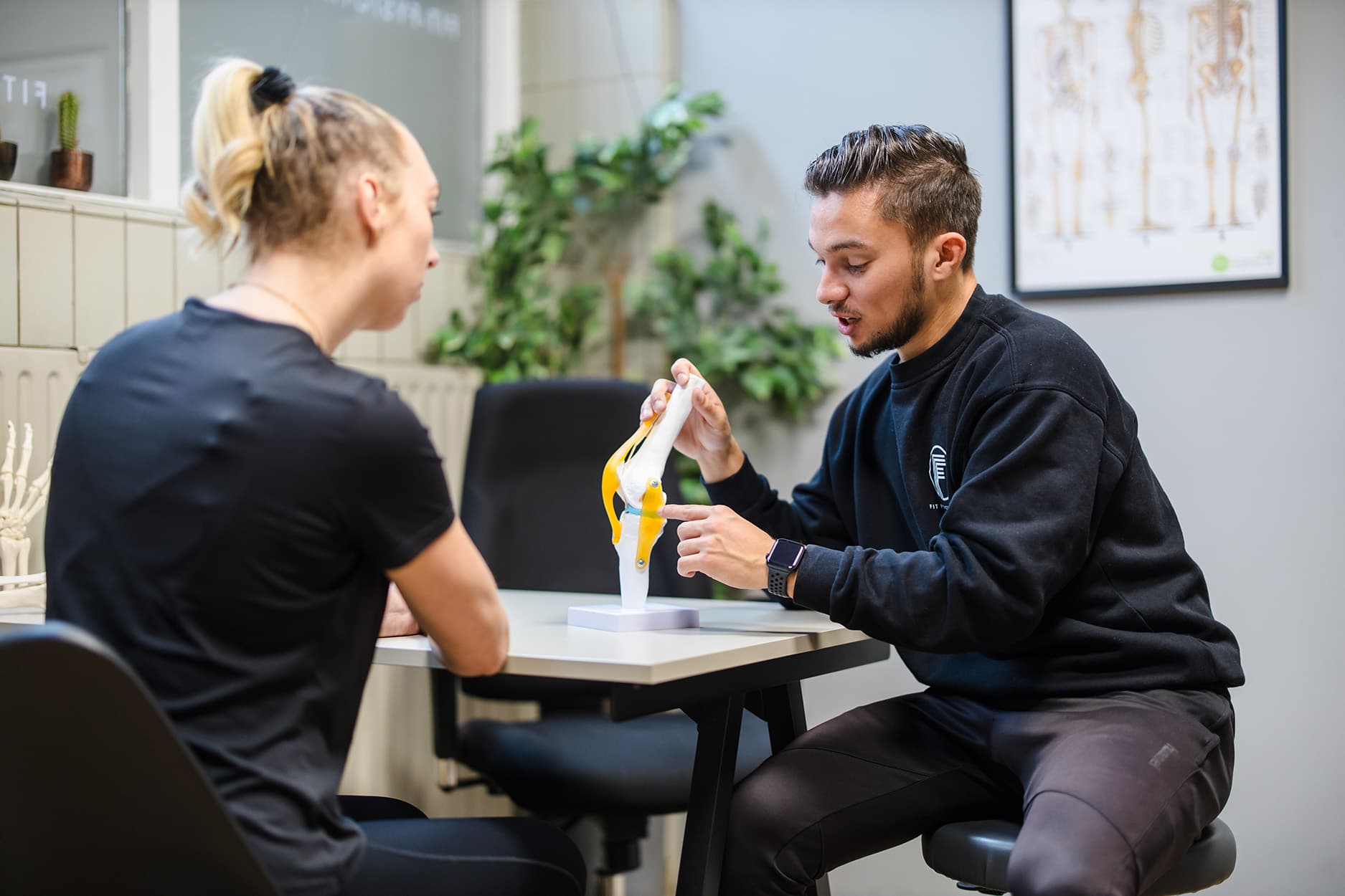 Fysiotherapeut Bart legt uit hoe de legpress uitgevoerd moet worden.