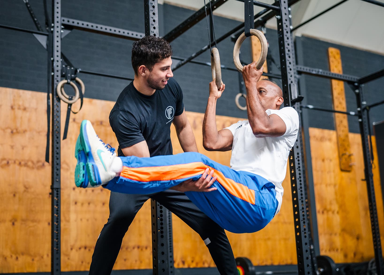 Fysiotherapeut Iven helpt bij de uitvoering van een oefening.