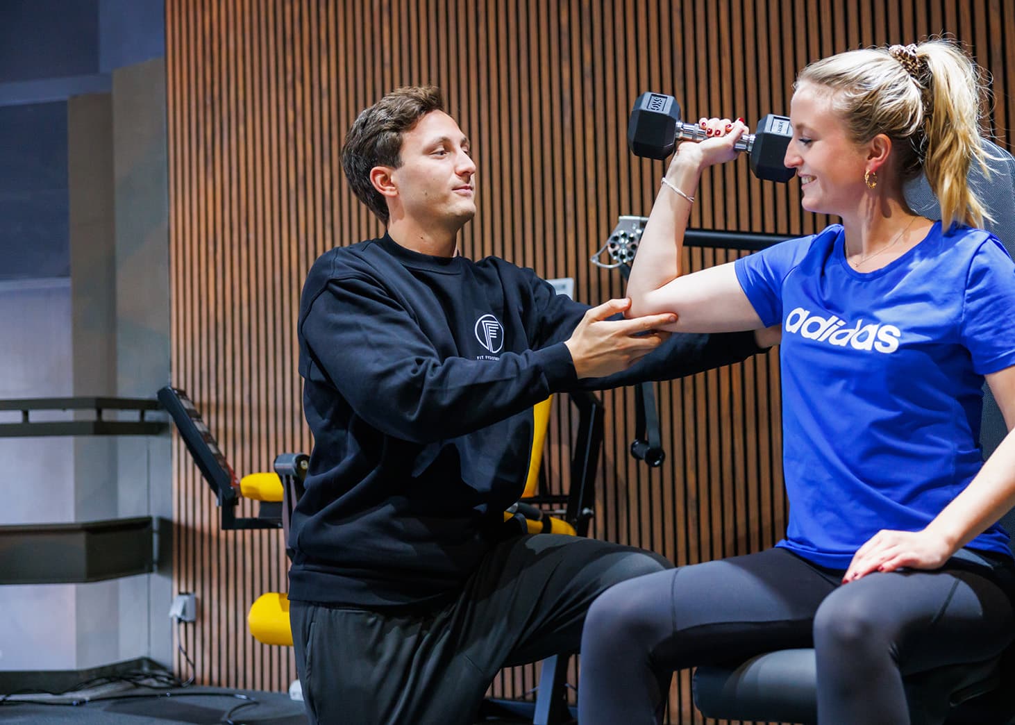 Fysiotherapeut Bart legt uit hoe de legpress uitgevoerd moet worden.