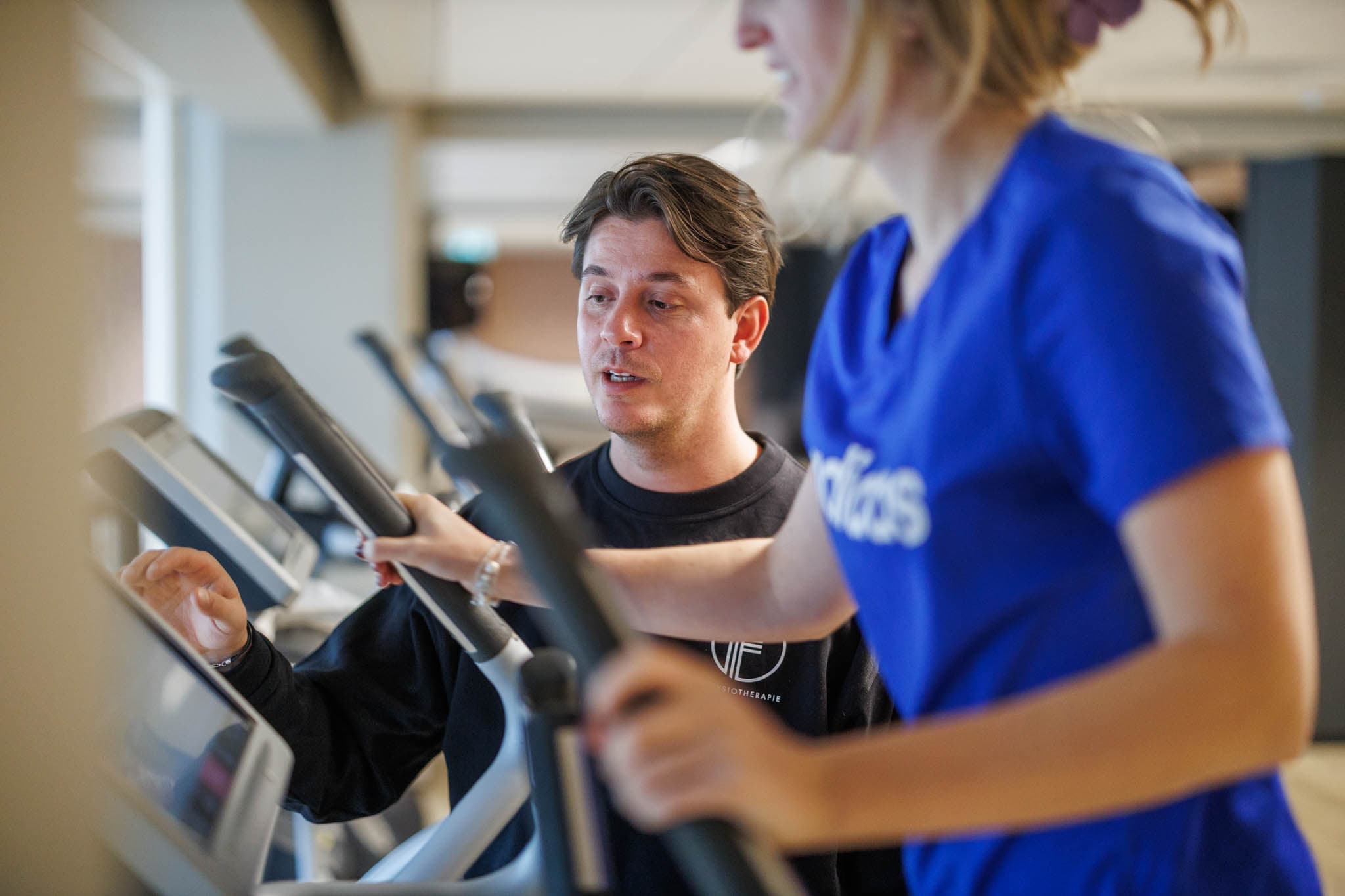 Fysiotherapeut Michelle voert een oefening uit in de oefenzaal.