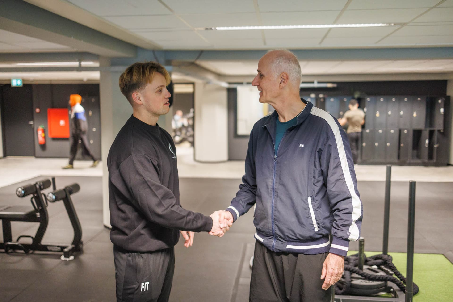 Fysiotherapeut Joffrey legt uit wat er in de gemaakte echo te zien is.