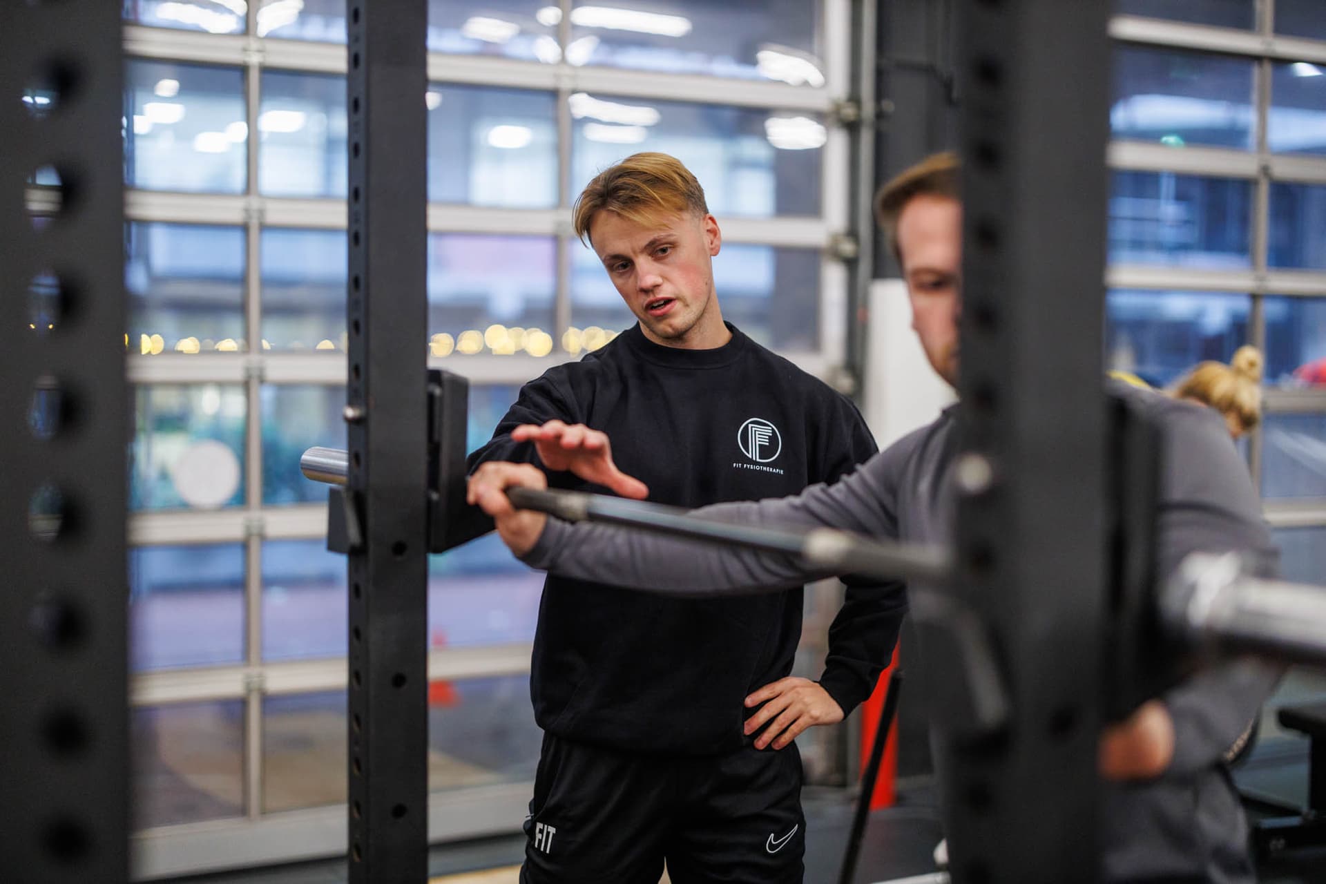 Fysiotherapeut Joffrey legt uit wat er in de gemaakte echo te zien is.