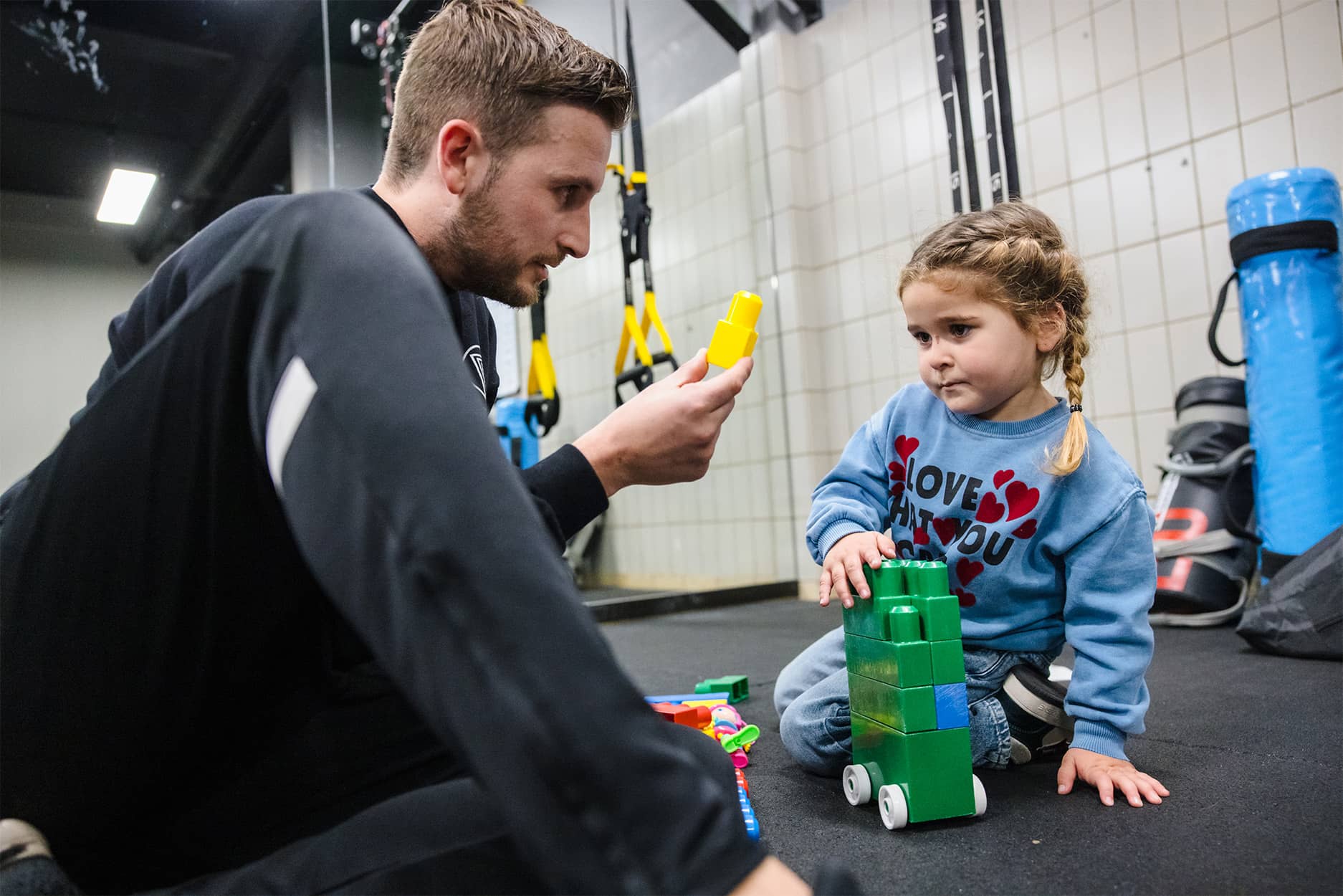 De Fysiotherapeut legt uit hoe het spel uitgevoerd moet worden