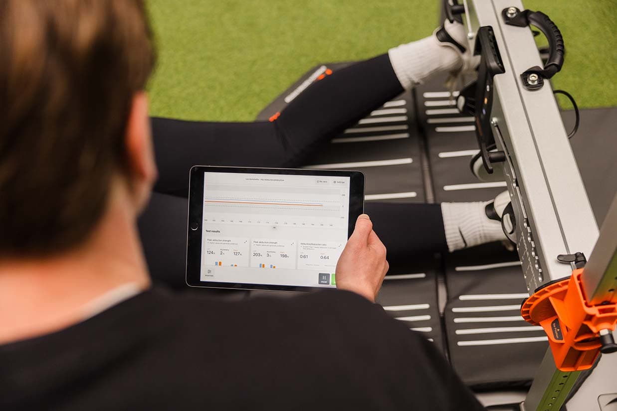 Fysiotherapeut Bart legt uit hoe de legpress uitgevoerd moet worden.