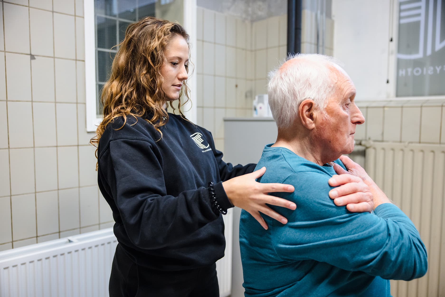 Fysiotherapeut Bart legt uit hoe de legpress uitgevoerd moet worden.