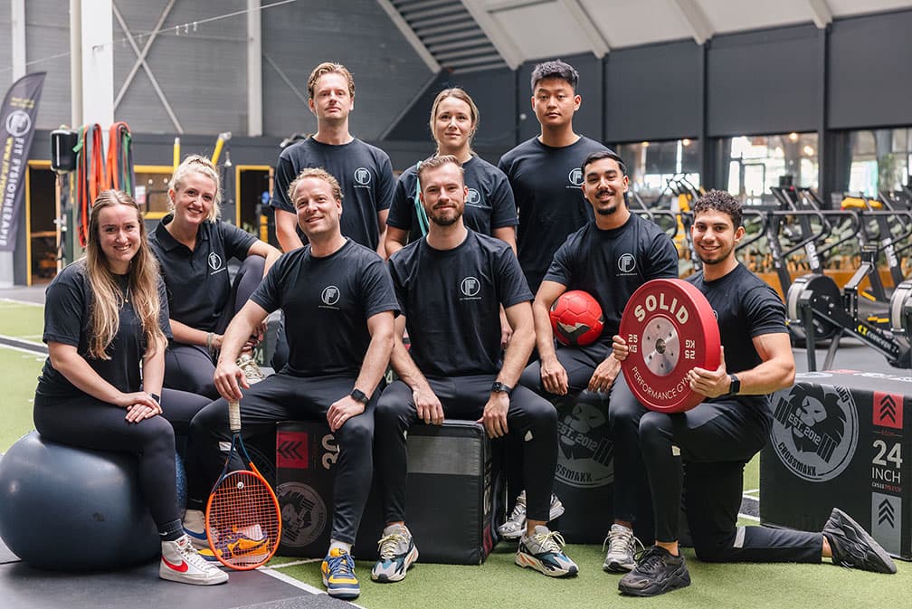 Het team van FIT Fysiotherapie staat samen op de foto.