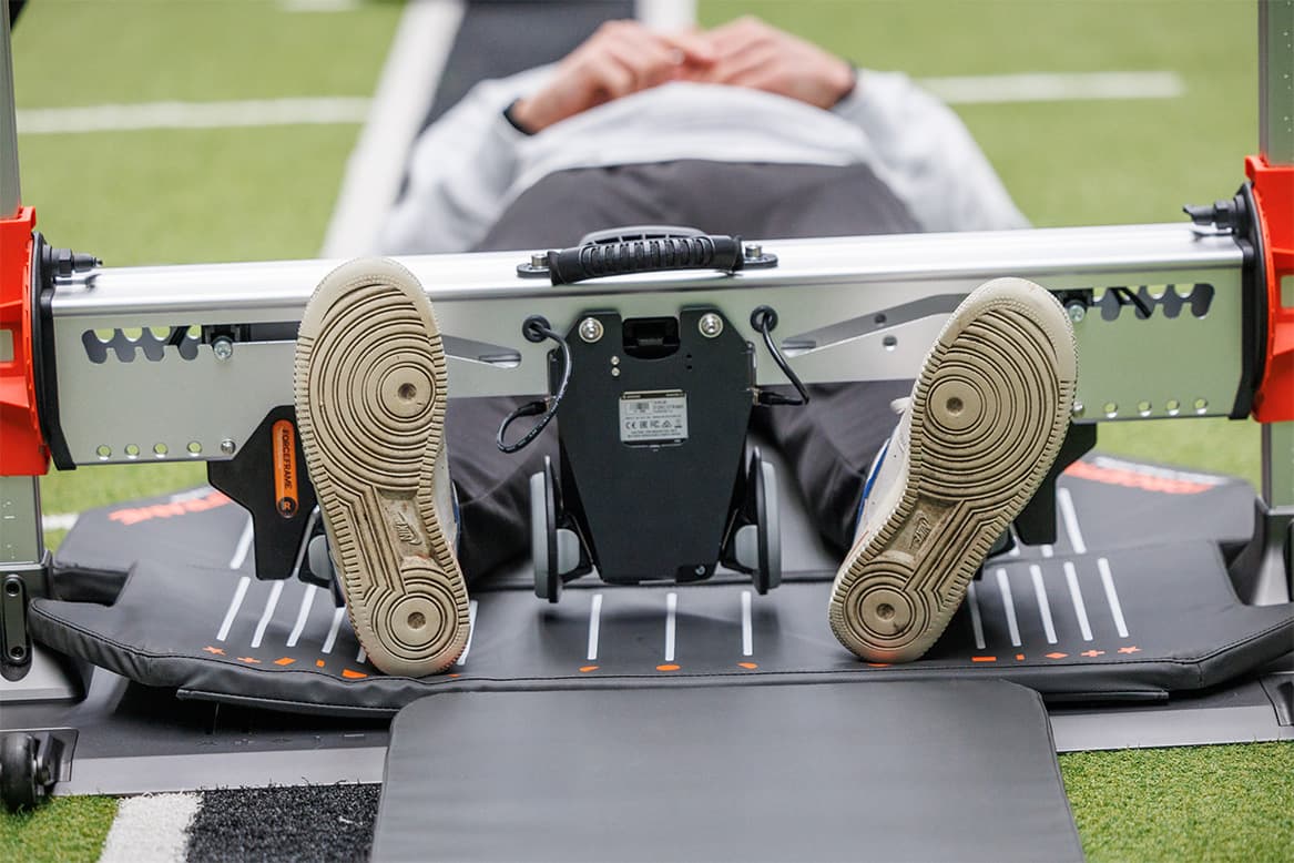 Fysiotherapeut test sprongkracht met het VALD systeem