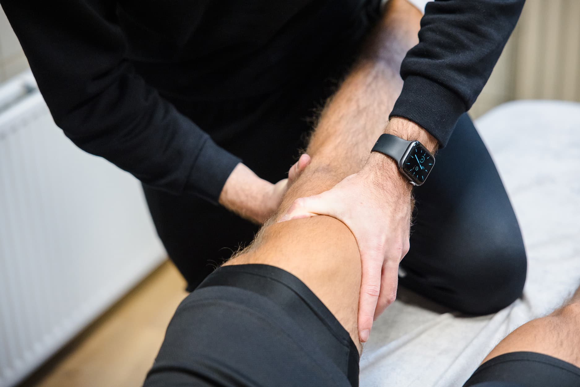 Fysiotherapeut Bart legt uit hoe de legpress uitgevoerd moet worden.