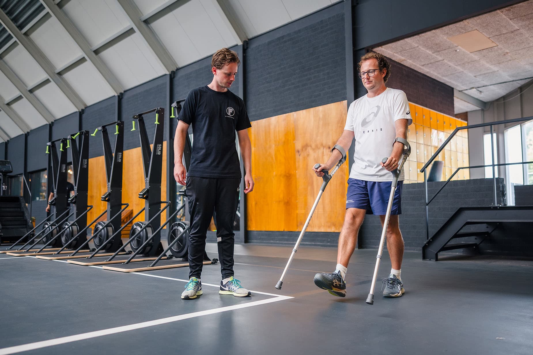 Fysiotherapeut Bart legt uit hoe de legpress uitgevoerd moet worden.