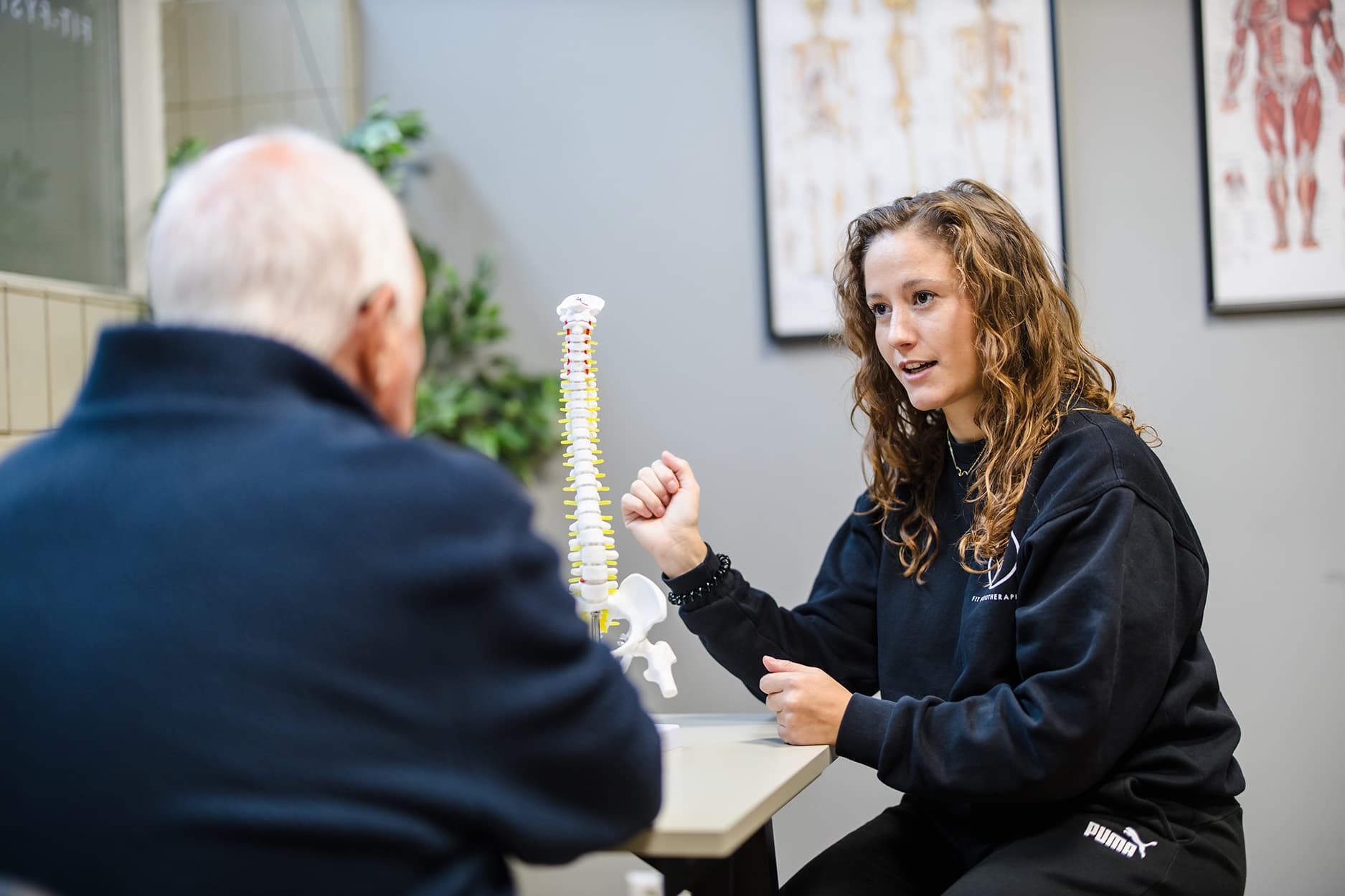 Fysiotherapeut Bart legt uit hoe de legpress uitgevoerd moet worden.