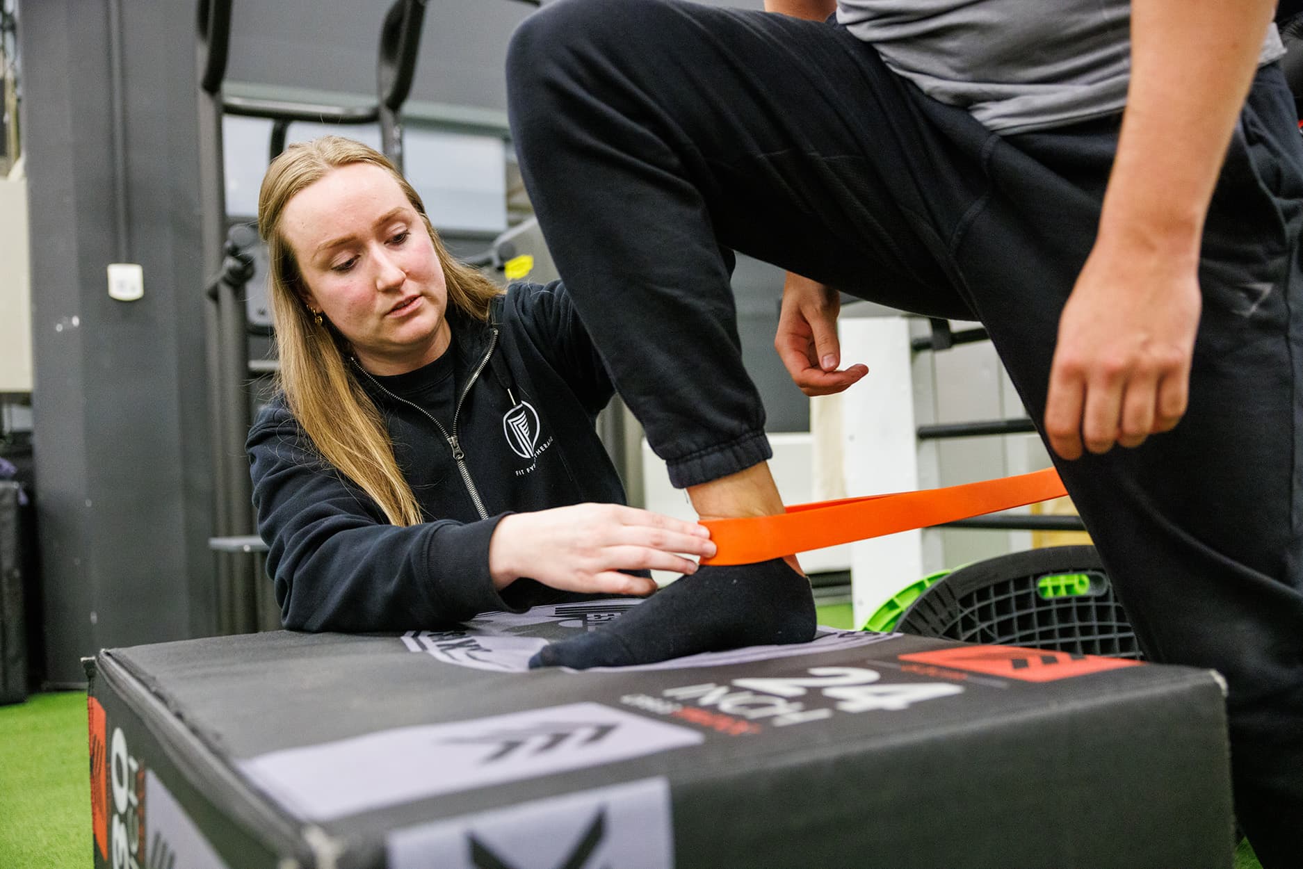 Fysiotherapeut Bart legt uit hoe de legpress uitgevoerd moet worden.