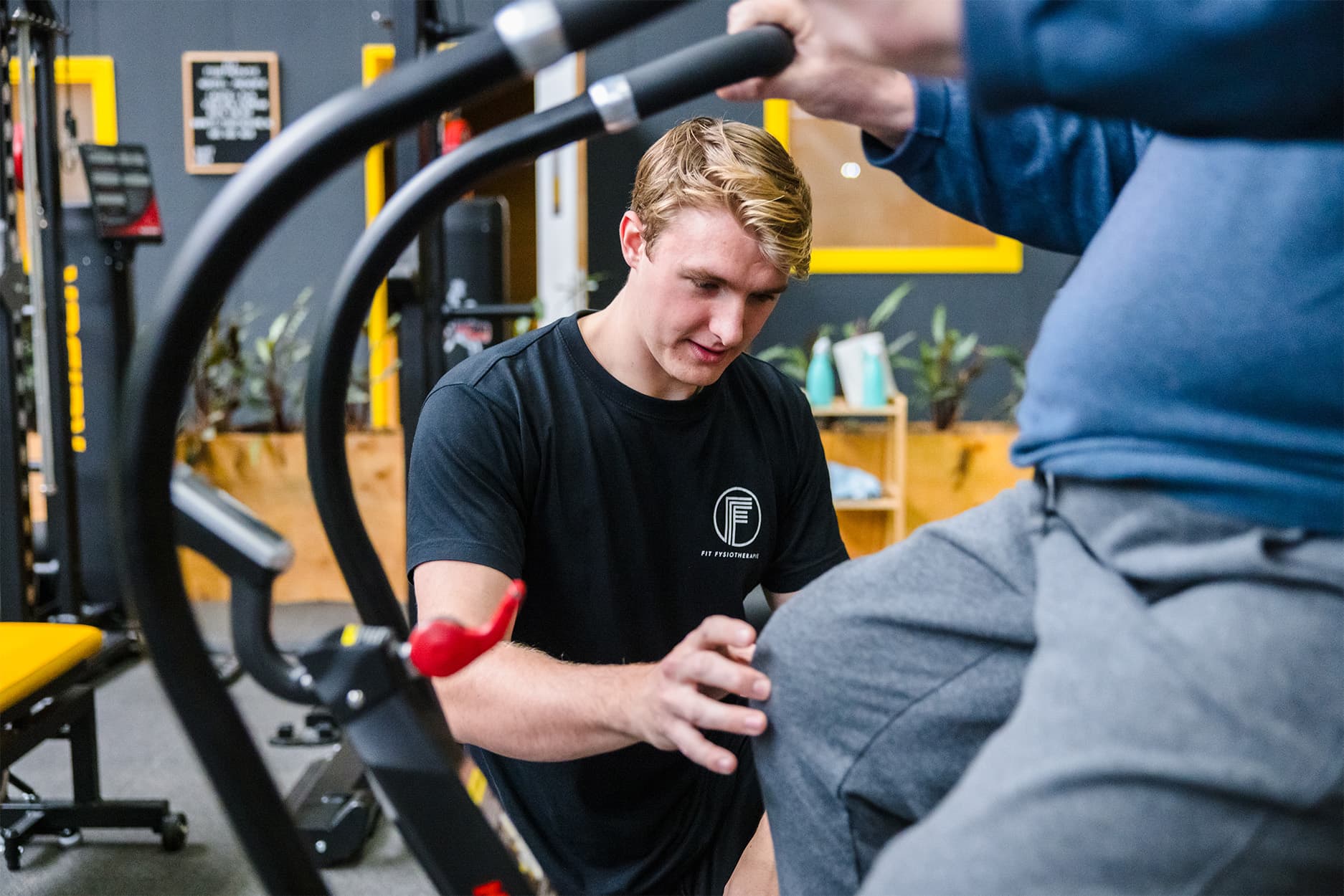 Fysiotherapeut Bart legt uit hoe de legpress uitgevoerd moet worden.