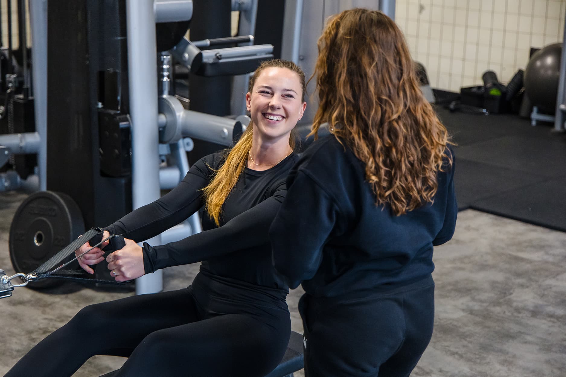 Fysiotherapeut Bart legt uit hoe de legpress uitgevoerd moet worden.