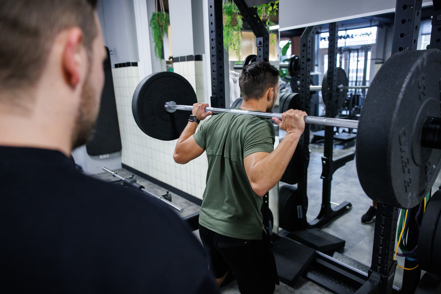 Fysiotherapeut Bart legt uit hoe de legpress uitgevoerd moet worden.