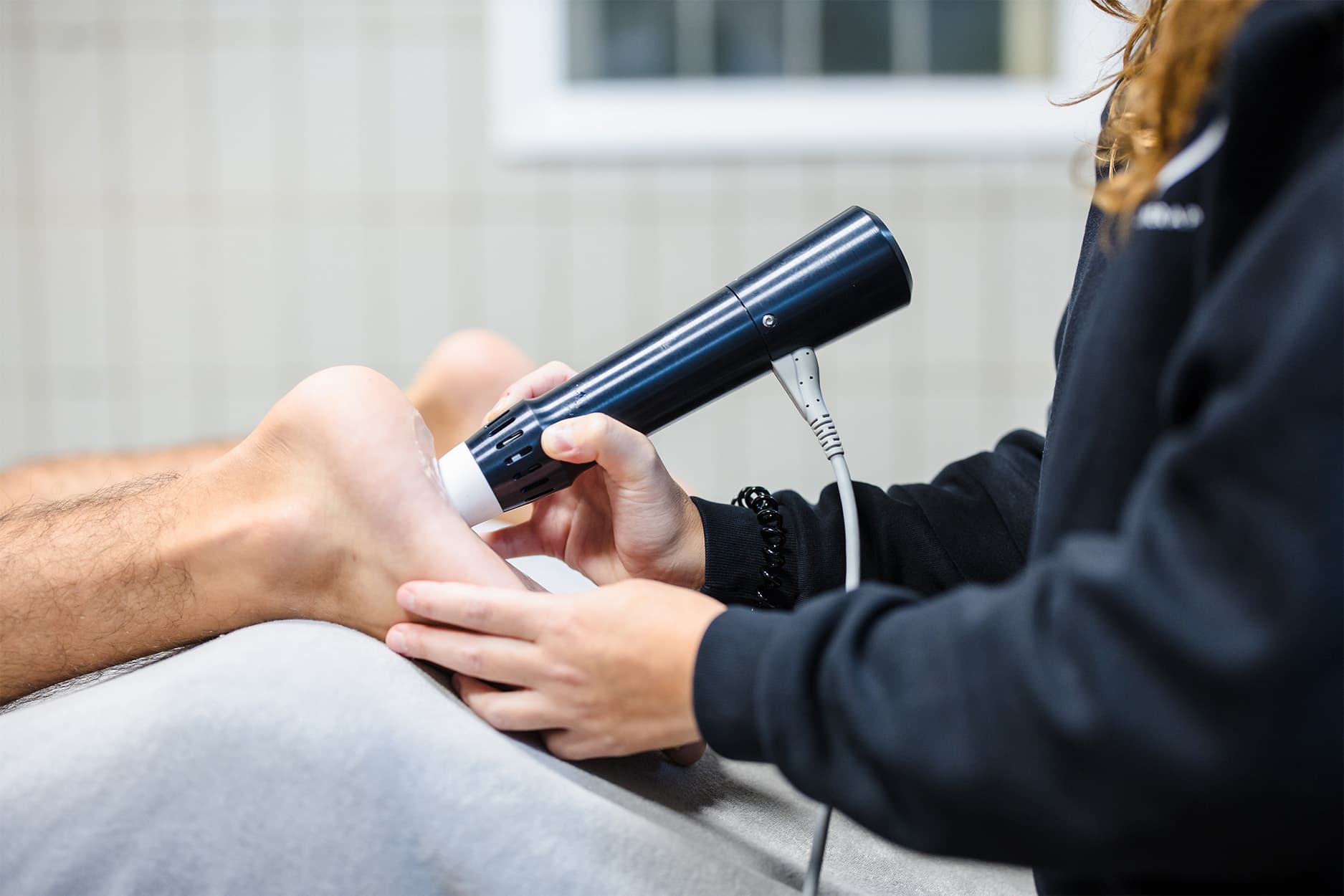 Fysiotherapeut Bart legt uit hoe de legpress uitgevoerd moet worden.