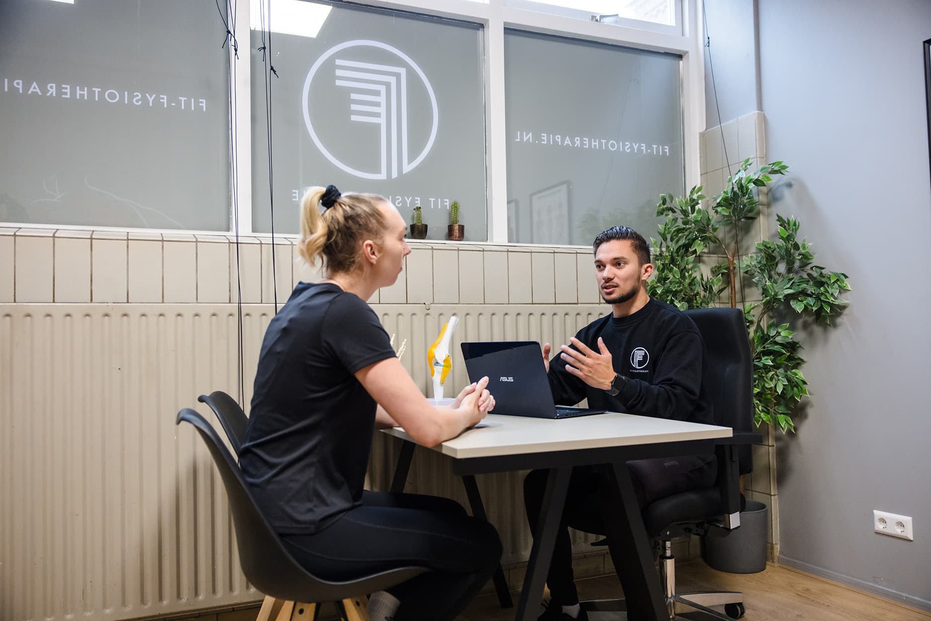 Fysiotherapeut Bart legt uit hoe de legpress uitgevoerd moet worden.