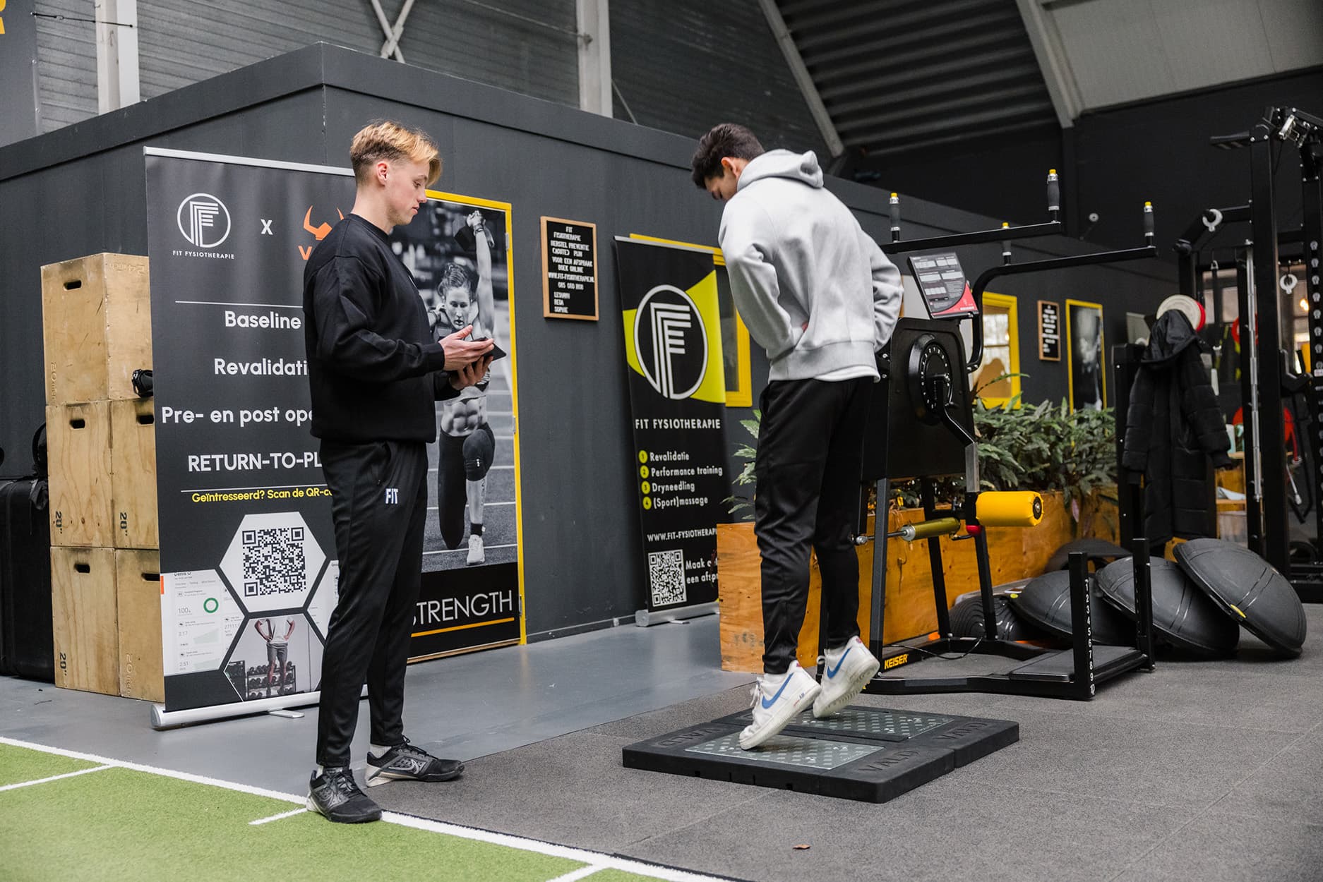 Fysiotherapeut Bart legt uit hoe de legpress uitgevoerd moet worden.