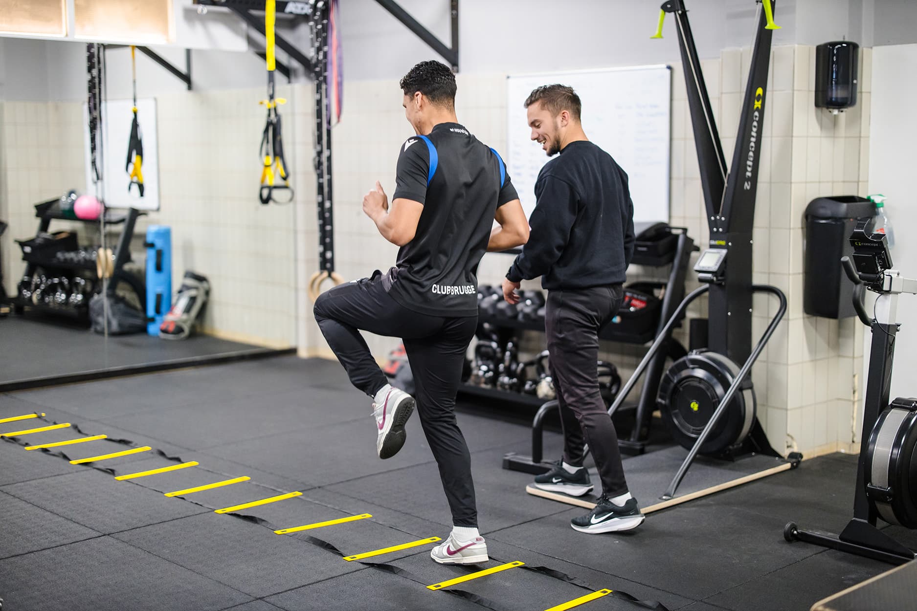 Fysiotherapeut Bart legt uit hoe de legpress uitgevoerd moet worden.