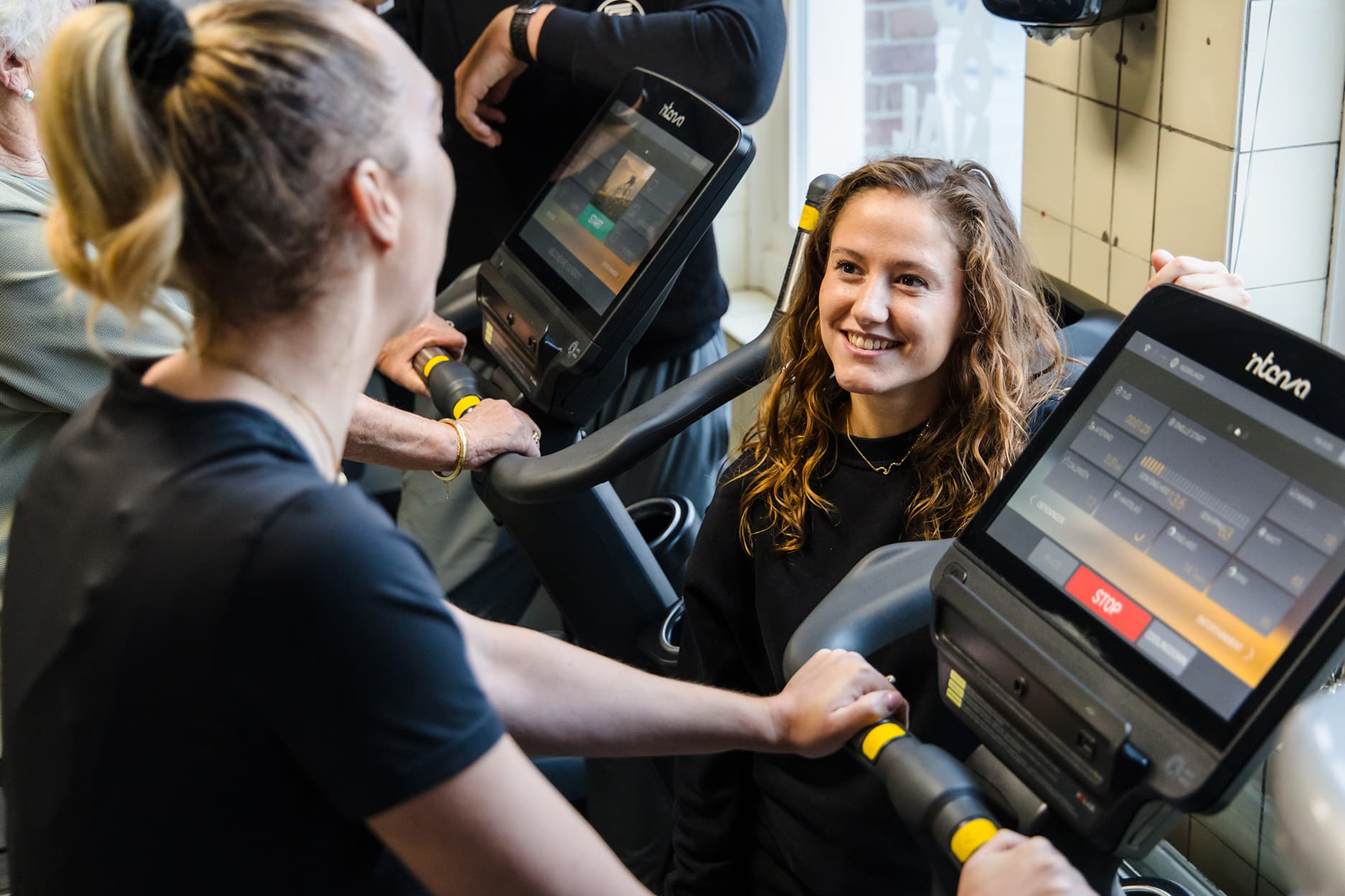 Fysiotherapeut Bart legt uit hoe de legpress uitgevoerd moet worden.