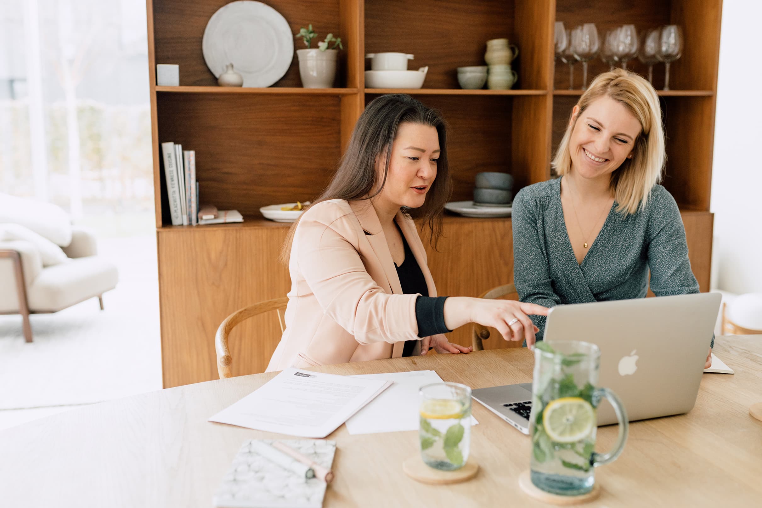 Fysiotherapeut Bart legt uit hoe de legpress uitgevoerd moet worden.