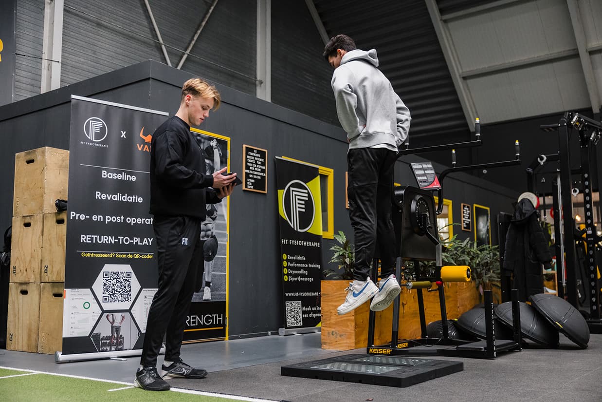 Fysiotherapeut Bart gebruikt het VALD systeem.