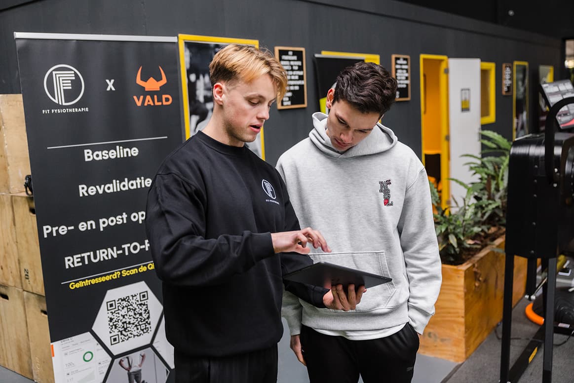 Fysiotherapeut bespreekt de resultaten uit het VALD systeem