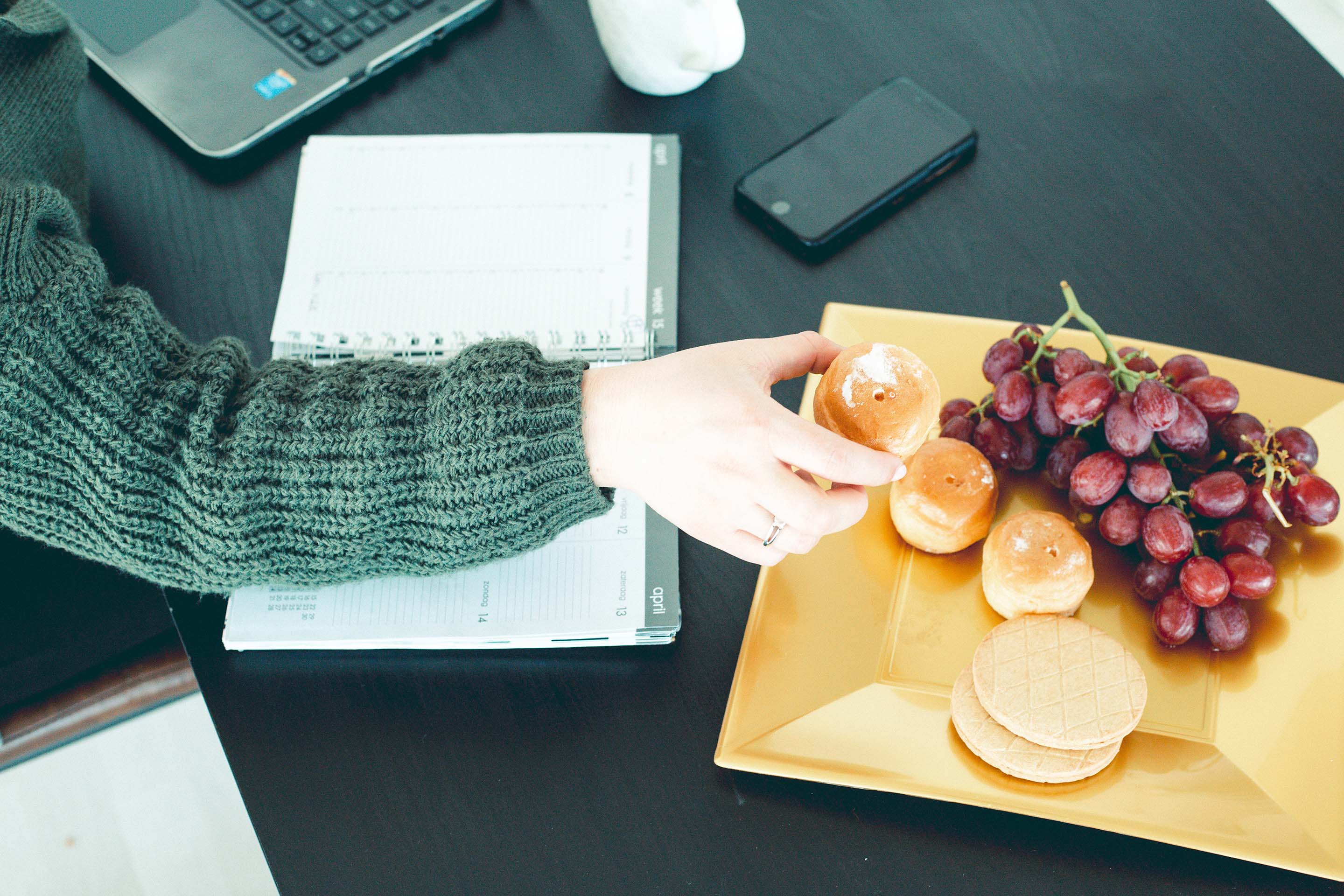 Fysiotherapeut Bart legt uit hoe de legpress uitgevoerd moet worden.