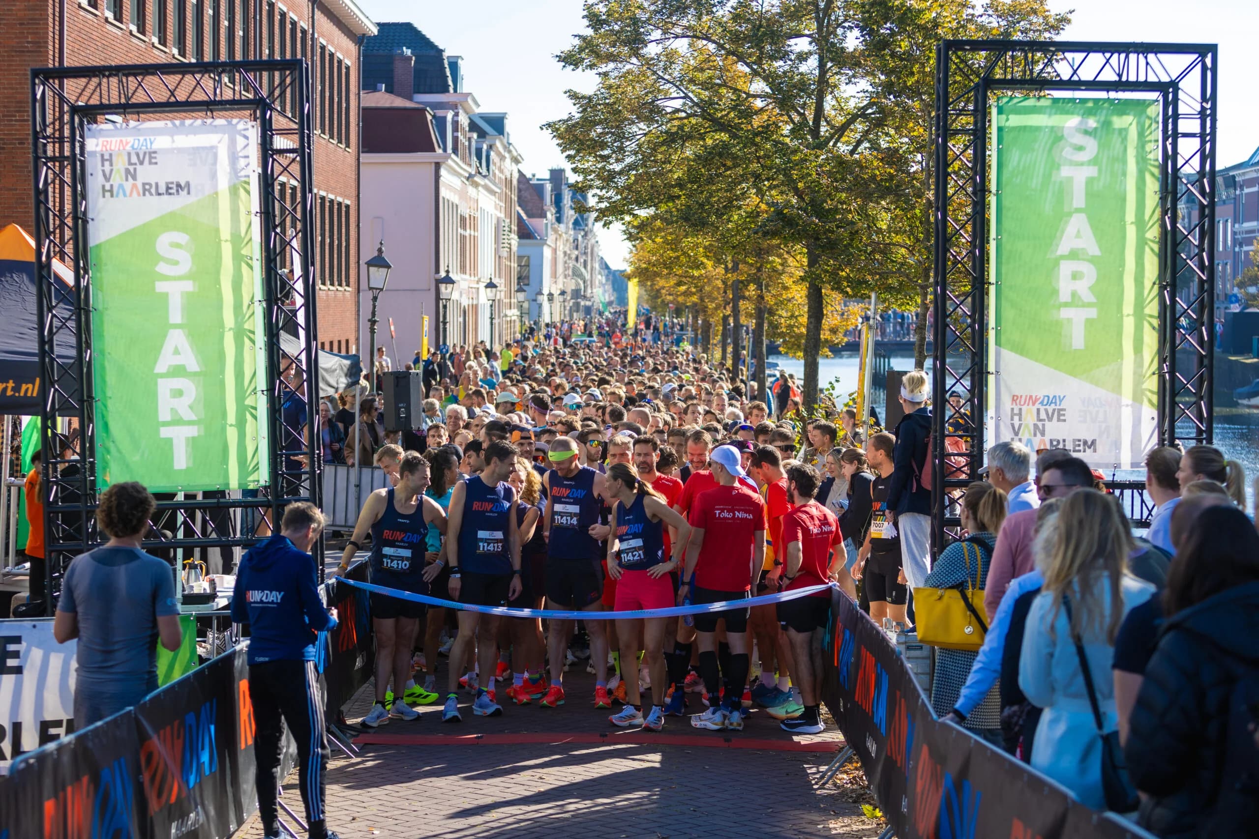 Start van de halve marathon van Haarlem.