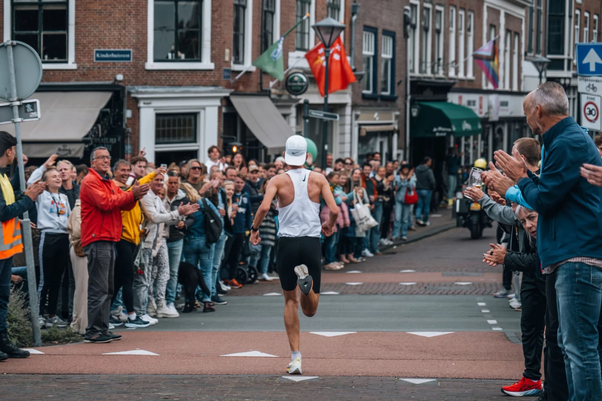 Man rent door het centrum van Haarlem tijdens de halve marathon van Haarlem.