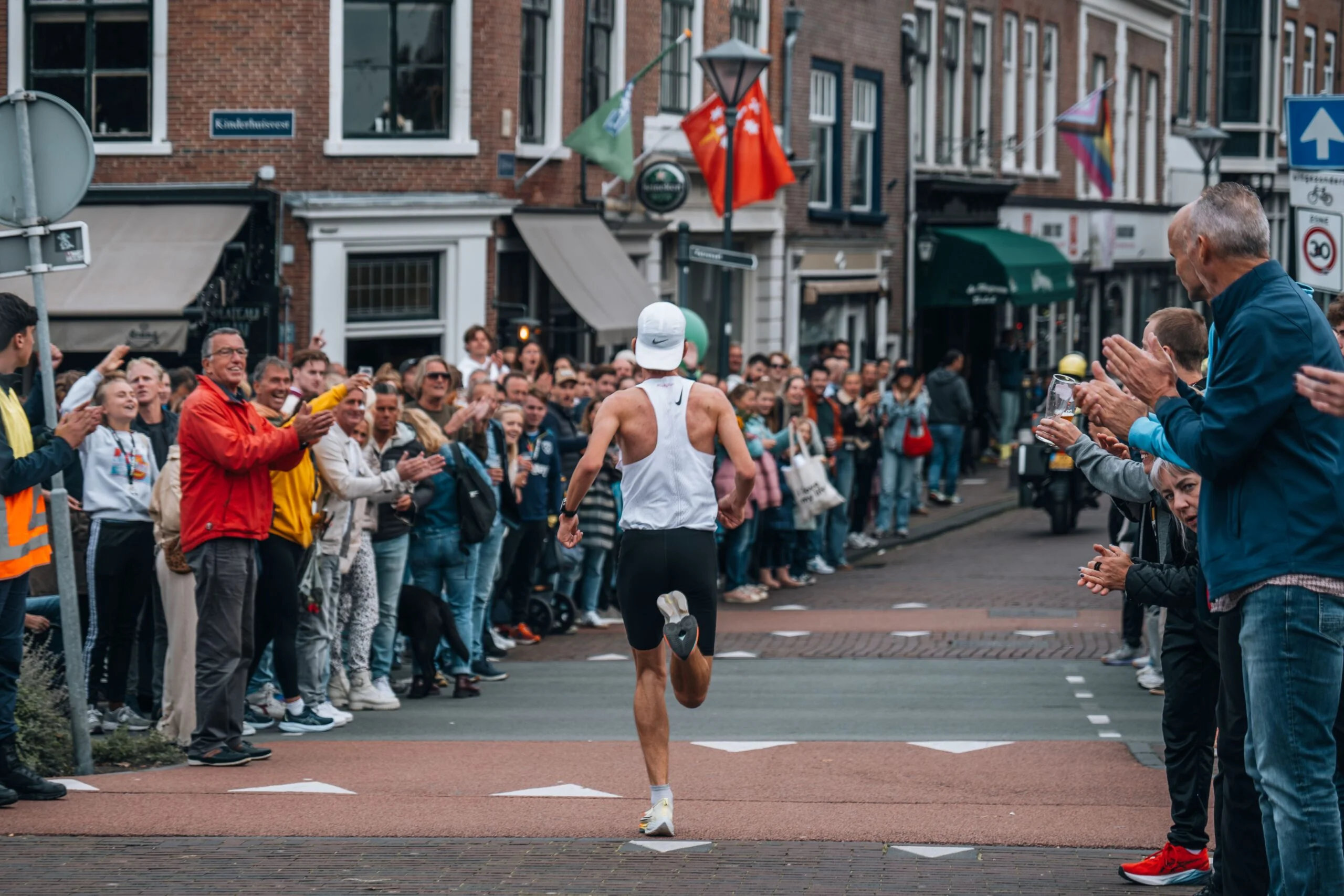 Man rent door het centrum van Haarlem tijdens de halve marathon van Haarlem.