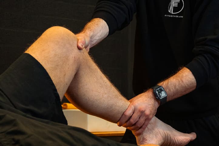 Fysiotherapeut Bart legt uit hoe de legpress uitgevoerd moet worden.