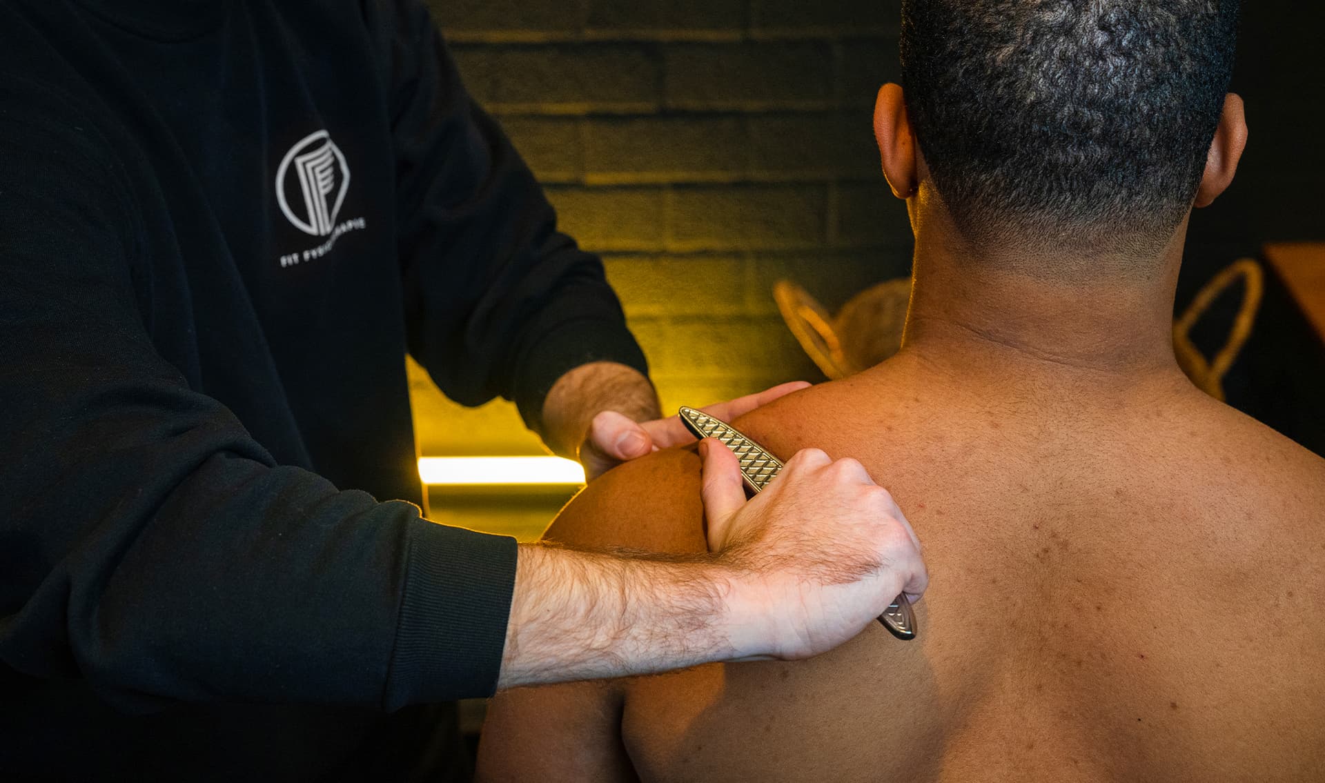 Fysiotherapeut Bart legt uit hoe de legpress uitgevoerd moet worden.